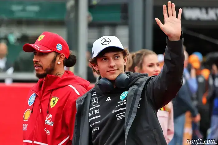 Hamilton consuela a Antonelli mientras la crisis de Mercedes se profundiza