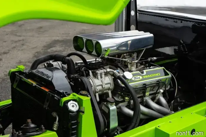 Alguien convirtió una vieja furgoneta Ford en un mini semi y es fantástico.