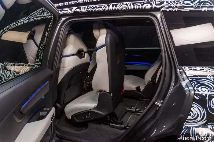 El Audi Q9 Flagship 2027 tiene portavasos lo suficientemente grandes para un Stanley y un sistema de sonido que vibra tu asiento.
