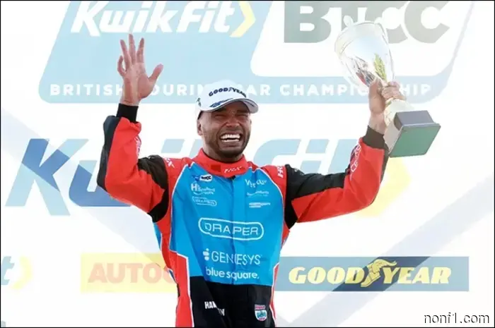 Lewis felicitó a su hermano por su primer podio.