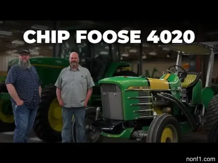 El diseñador de Hot Rod Chip Foose hizo que este tractor John Deere se pareciera a un viejo coche de carreras.