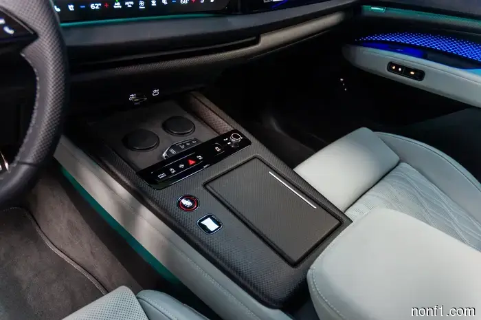 El Audi Q9 Flagship 2027 tiene portavasos lo suficientemente grandes para un Stanley y un sistema de sonido que vibra tu asiento.