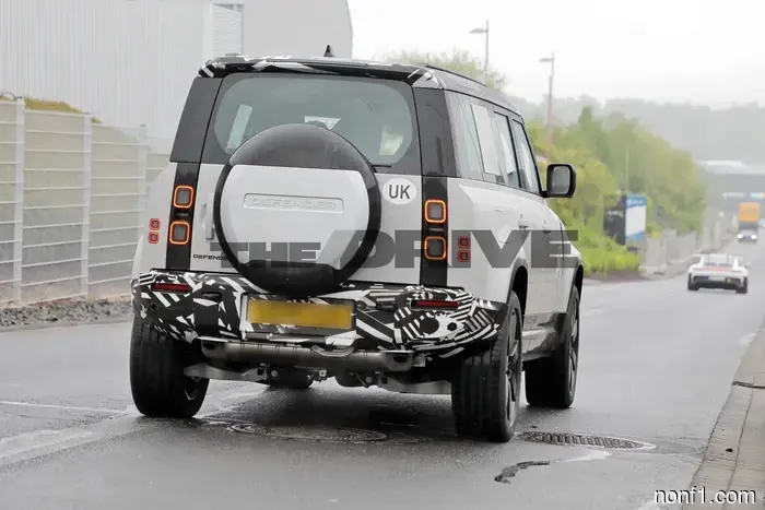 Espiado: El Land Rover Defender 110 está recibiendo asientos tipo capitán en la segunda fila.