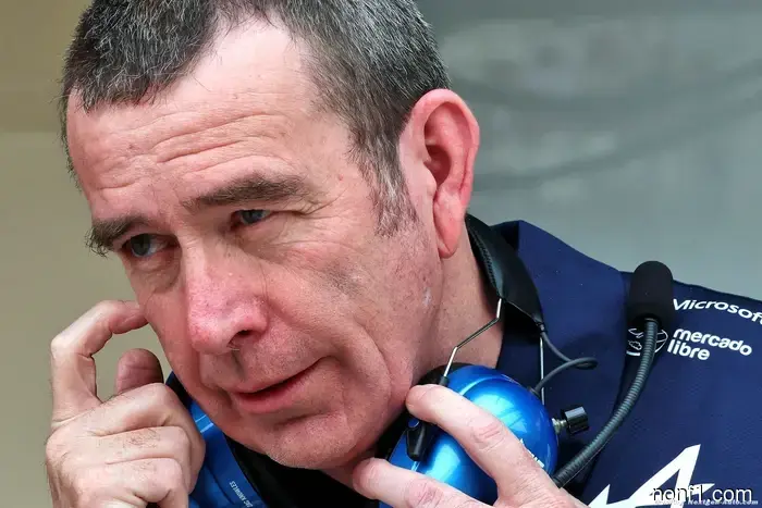 Famin's departure indicates a more profound retreat in the Alpine team amidst discussions of an F1 sale.