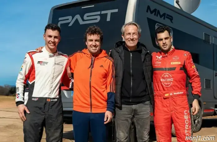 Alonso y sus compañeros practicaron la conducción del buggy