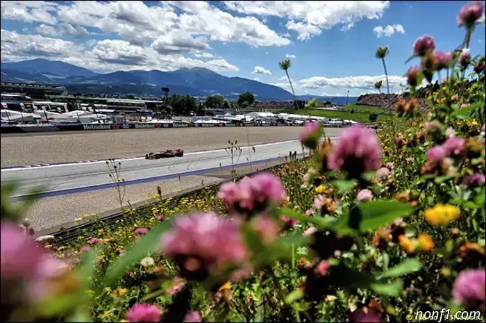 Lando Norris lidera en el entrenamiento del sábado.