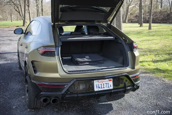 Обзор Lamborghini Urus SE 2025 года выпуска: Невероятно глупый супер-внедорожник