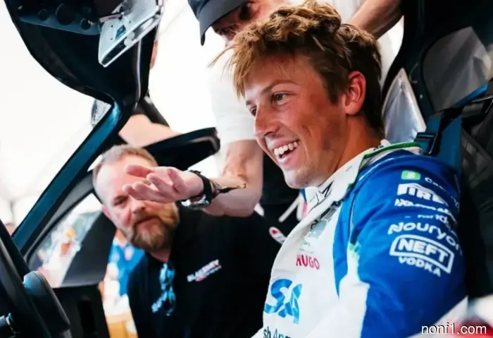Liam Lawson en Goodwood pilota un histórico Ford GT40