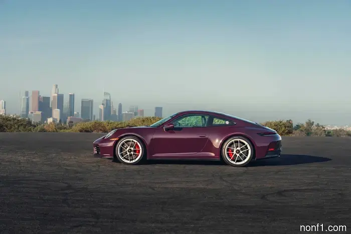 Оценка: Porsche 911 Carrera S 2027 года возвращает механическую трансмиссию