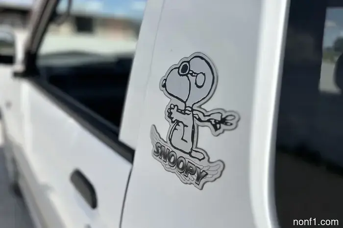 Este Mitsubishi Pajero Mini es una edición Snoopy JDM de fábrica.