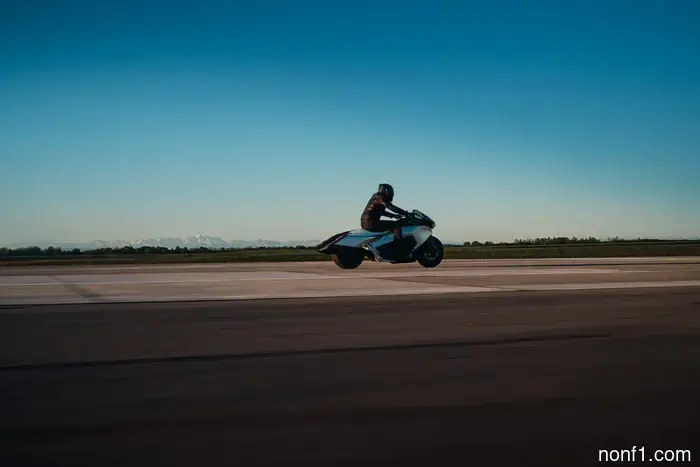 Los tubos de escape radicales del concepto Vision K18 de BMW parecen propulsores de nave estelar.