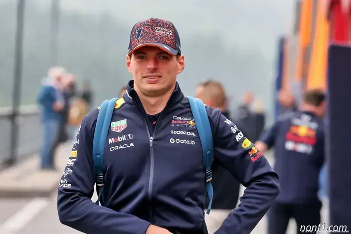 Верстаппен остается спокойным, пока Red Bull переходит под управление Мекьеса