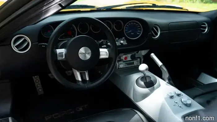 Solo dos Ford GT amarillos 2006 salieron de la fábrica sin franjas, y uno está a la venta.