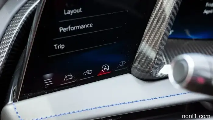 El Corvette E-Ray es uno de los últimos coches que debería tener auto-paro/inicio, y sin embargo