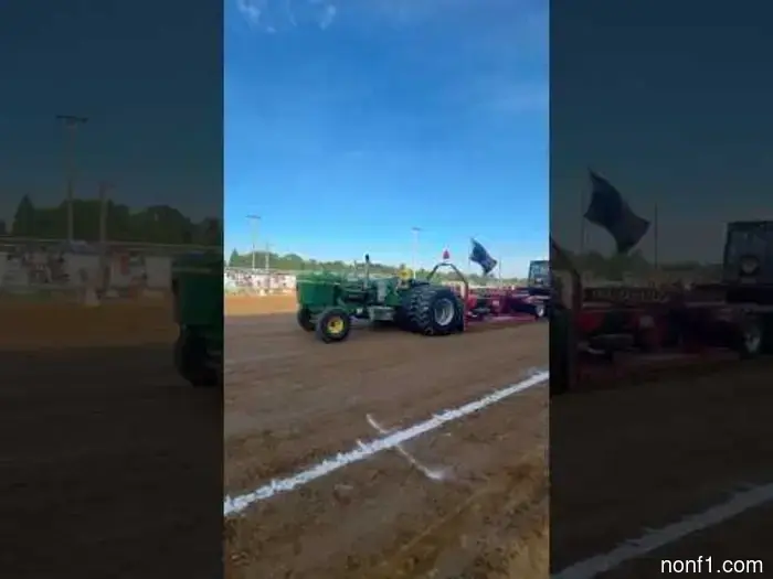 Трактор John Deere с двигателем V16 Detroit Diesel для буксировки барж — это машина для буксировки снегоходов.