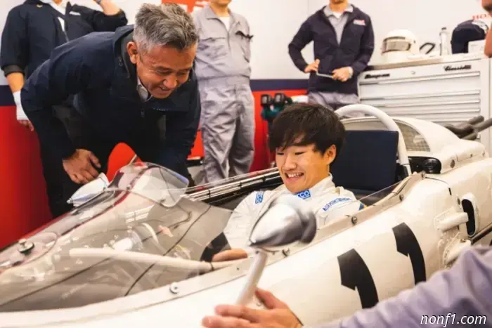 Tsunoda se pondrá al volante de la histórica Honda RA272 en la Ciudad de México.