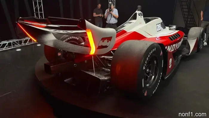 IndyCar necesitaba un nuevo piloto por muchas razones. Romper récords en pista es una de ellas.
