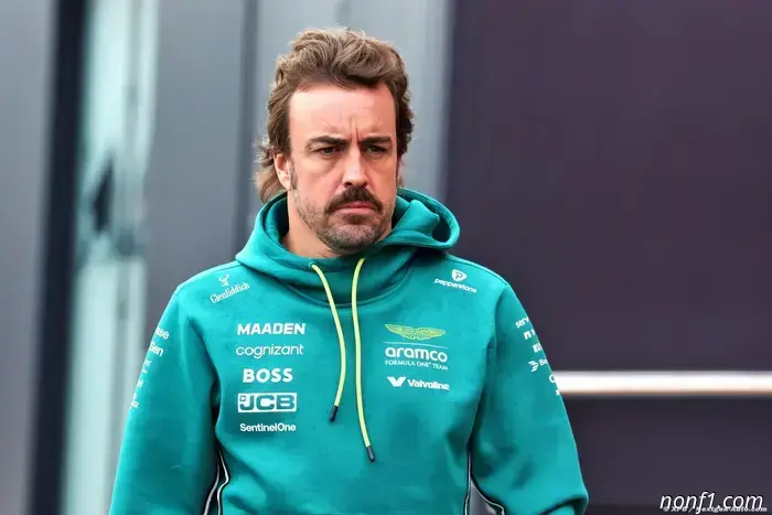Alonso suplicó para afeitarse el bigote mientras Aston llega a un nuevo mínimo