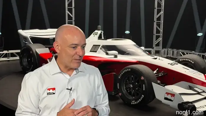 IndyCar necesitaba un nuevo piloto por muchas razones. Romper récords en pista es una de ellas.