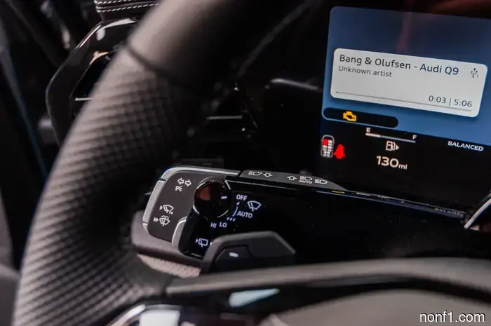 El Audi Q9 Flagship 2027 tiene portavasos lo suficientemente grandes para un Stanley y un sistema de sonido que vibra tu asiento.