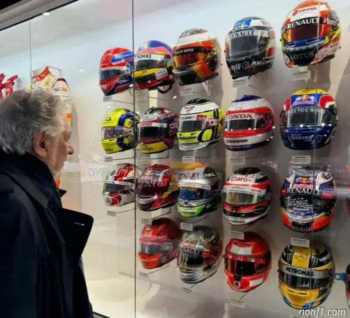 Plácido Domingo visitó el Museo Fernando Alonso en Oviedo.