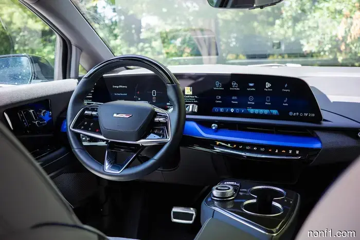 Cadillac мог бы использовать наклейку за $2 на Optiq. Вместо этого он выбрал гравировку стекла.
