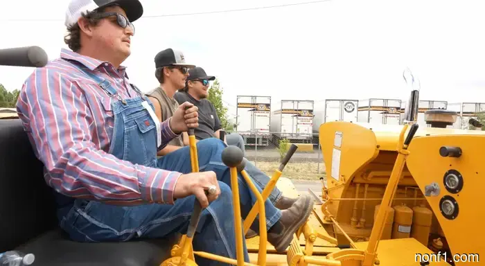 Bulldozer CAT de doble ancho con motores diésel 'siameses' es obra de coleccionistas dedicados