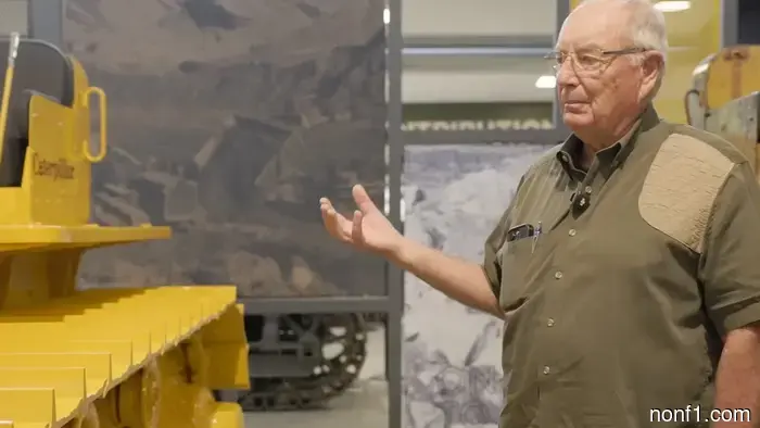Escucha a un ex ingeniero de CAT explicar por qué los motores de seis en línea son mejores que los V8 para trabajos pesados.