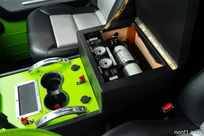 Alguien convirtió una vieja furgoneta Ford en un mini semi y es fantástico.