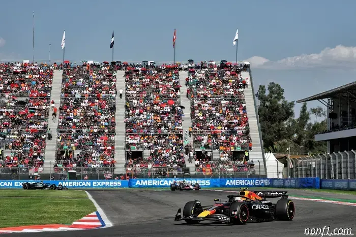 Tsunoda sigue en la contienda mientras se aplaza la decisión.