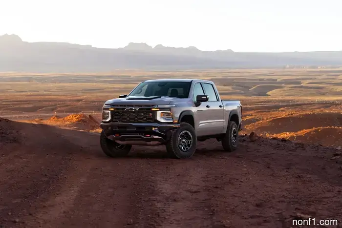 Gran, Malvado Chevy Silverado ZR2 Off-Roader Tiene 60 Pulgadas de Pantallas… Por Alguna Razón