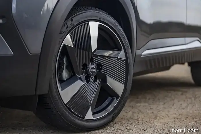 Hay toda una jerarquía de coches de alto rendimiento codificada detrás de los colores de los calipers de freno.