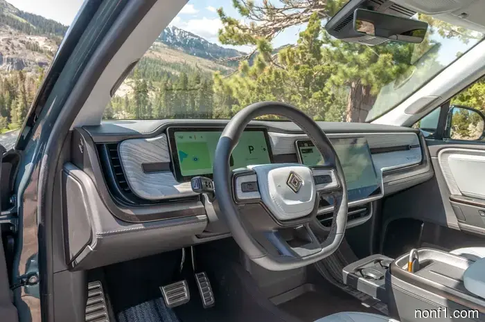 Piano black plastic is a disaster, and car manufacturers have been aware of this from the very beginning.