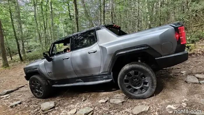 2026 Hummer EV Revisión Off-Road: Es Tecnología Contra Senderos Estrechos