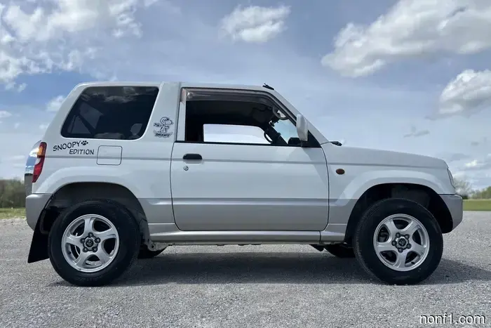 Este Mitsubishi Pajero Mini es una edición Snoopy JDM de fábrica.