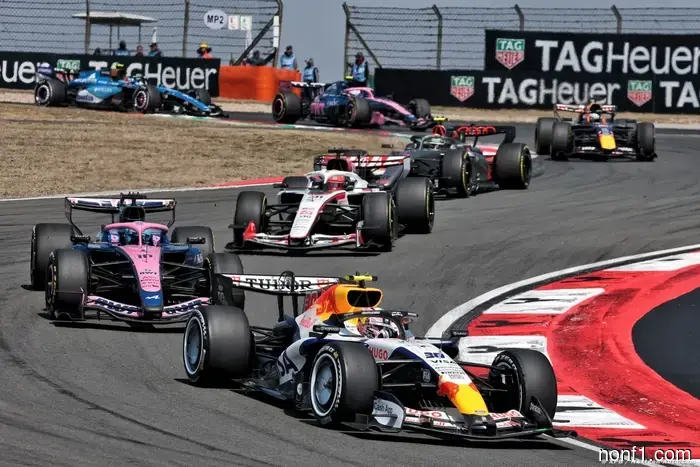 Давление нарастает перед встречей, так как Формула-1 ищет решения.