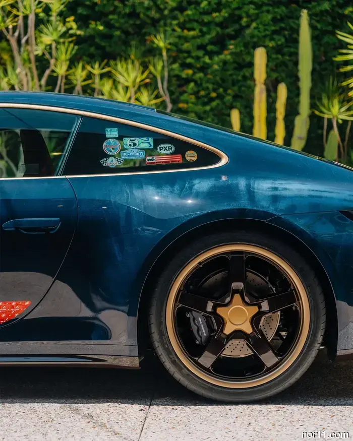 Цветовые волшебники Porsche создали краску, которая выглядит как джинсы, благодаря «Истории игрушек»